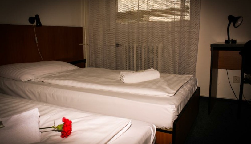 HOTEL MORAVA** Uherské Hradiště - třílůžkový pokoj s vanou, třílůžkový pokoj se sprchou, Apartmán, dvoulůžkový pokoj s vanou, jednolůžkový pokoj se sprchou, dvoulůžkový pokoj společné soc. zařízení, dvoulůžkový pokoj se sprchou